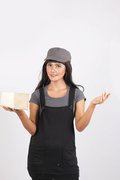 азіатська доставка жінки взяти пакет ізольовано. бізнес-леді з посилкою в офісі
 - Фото, зображення