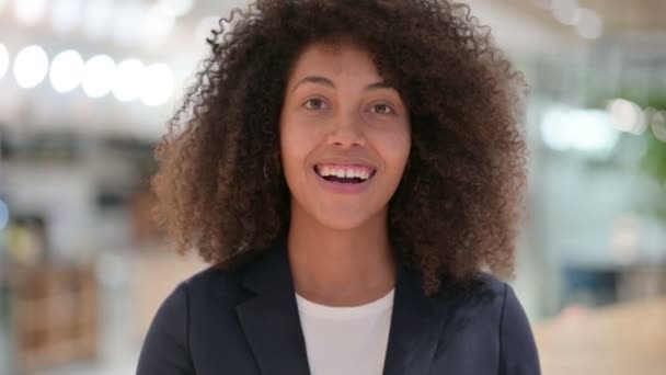 Podekscytowana młoda afrykańska bizneswoman klaskanie, brawa - Materiał filmowy, wideo