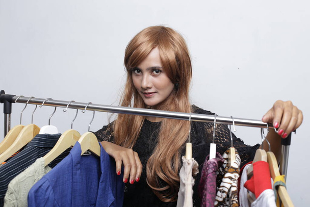 Frau blonde Einkaufskleid auf Modegeschäft. Frau kauft Kleidung im Geschäft ein - Foto, Bild