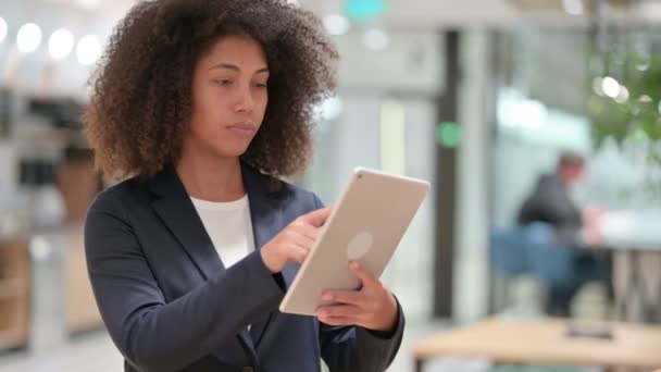 Joven empresaria africana usando tableta digital - Metraje, vídeo