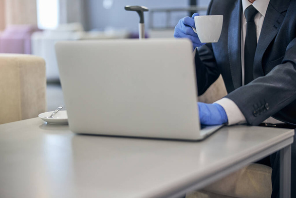Empresario trabajando en el ordenador portátil en el salón del aeropuerto - Foto, Imagen