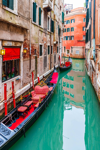 Типовий венеціанський канал та його гондоли у Венето (Італія). - Фото, зображення