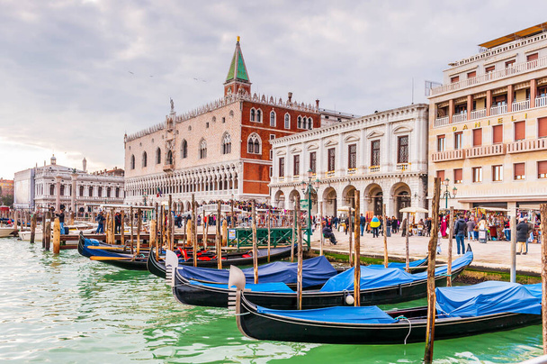 Riva degli Schiavoni, sus fachadas y góndolas con turistas en Venecia en Veneto, Italia - Foto, Imagen