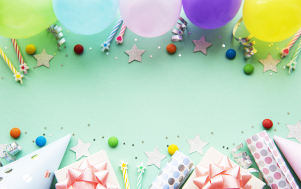 Alles Gute zum Geburtstag oder zur Party. Flache Lay mit Geburtstagsballons, Konfetti und Bändern auf pastellgrünem Hintergrund. Draufsicht. Kopierraum. - Foto, Bild
