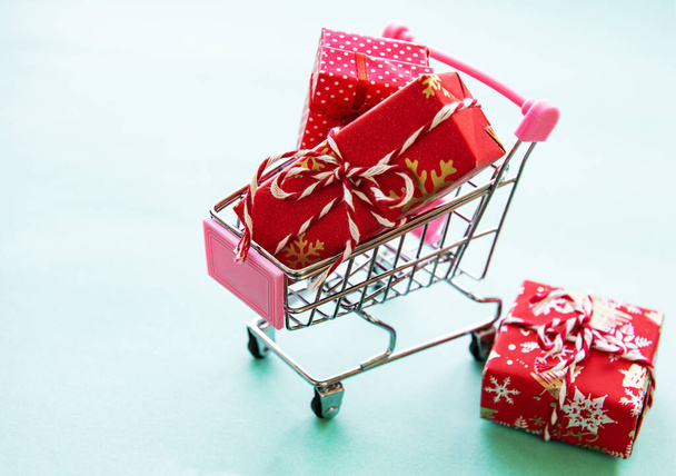 Concepto de compra en línea - carrito lleno de regalos. concepto de vacaciones de Navidad. - Foto, Imagen