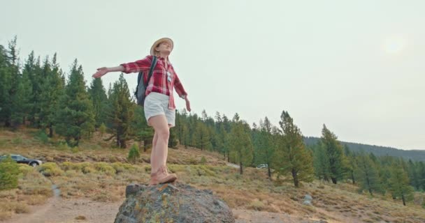 Хіпстер тисячолітня молода жінка в червоній сорочці, що перебуває на пагорбі в похмурий день
 - Кадри, відео