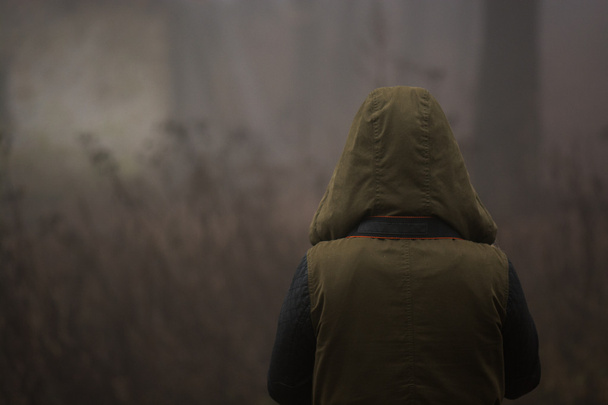 παράξενο πρόσωπο, με τα πόδια σε ένα σκοτεινό δάσος ομίχλη - Φωτογραφία, εικόνα