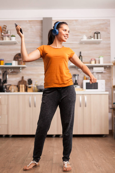 Energetic dancing in kitchen - Фото, изображение