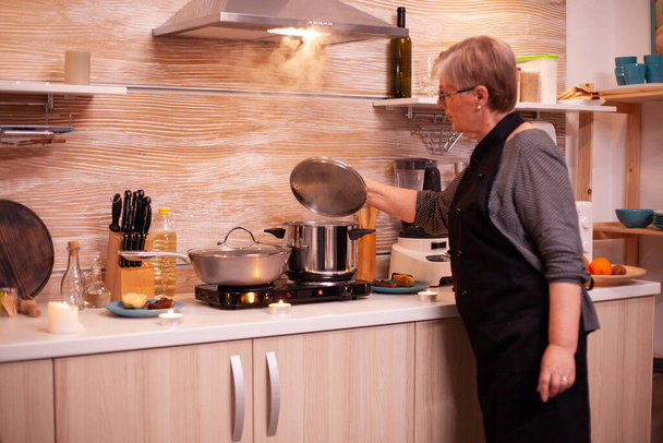 Yemek pişirirken yiyecekleri kontrol etmek - Fotoğraf, Görsel