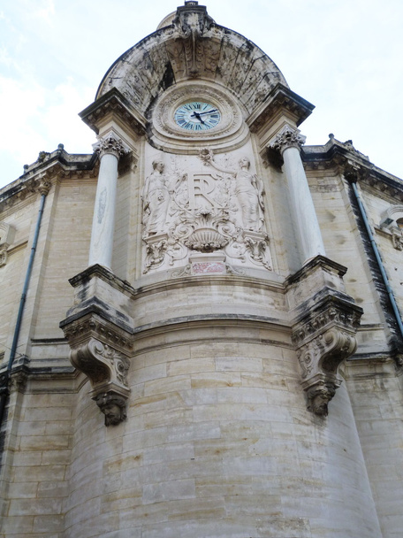 Detalhe de um palácio perto do anfiteatro em Nimes, França
 - Foto, Imagem