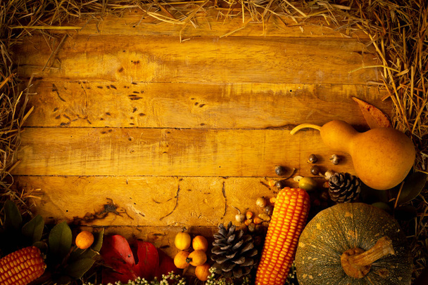 Jesień i Święto Dziękczynienia tło z upadłych liści i owoców z vintage ustawienie światła na starym drewnianym stole. - Zdjęcie, obraz