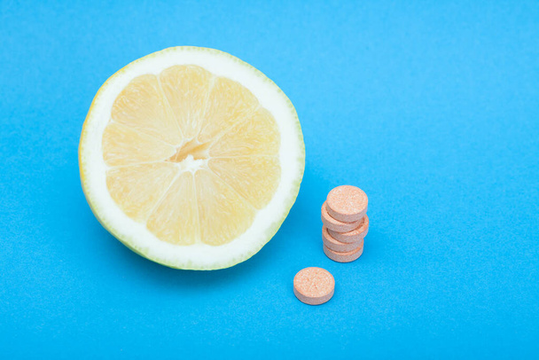 Limón con pila de pastillas de naranja y enfoque selectivo - Foto, imagen