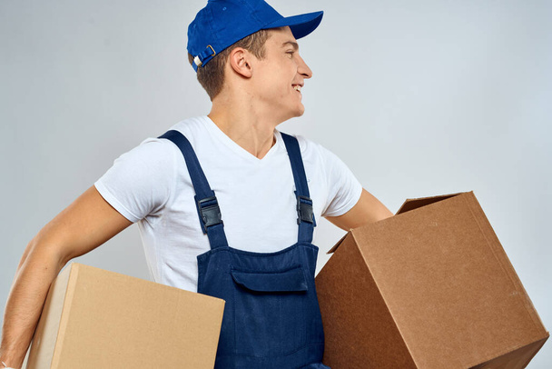 Чоловік працівник з коробкою в руках служба завантаження послуг упаковки
 - Фото, зображення