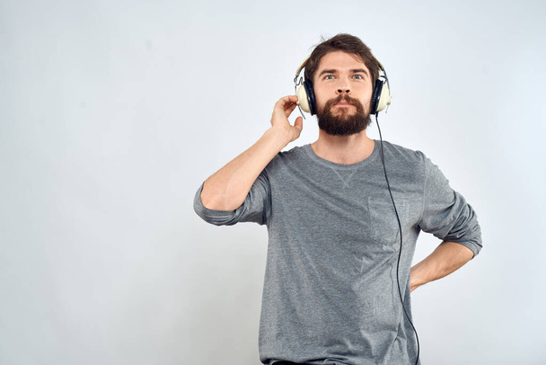Hombre en auriculares escucha música estilo de vida ocio luz fondo - Foto, Imagen
