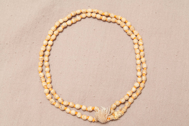 perles de chant japa mala roulé sur la texture de laine - Photo, image