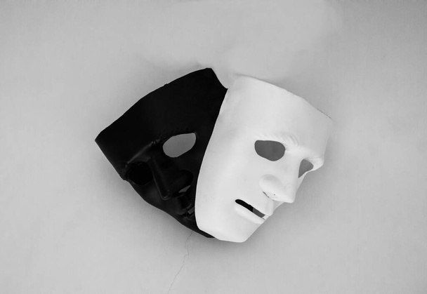 fekete-fehér maszk fehér háttér dráma művészeti hatások és háttérképek - Fotó, kép