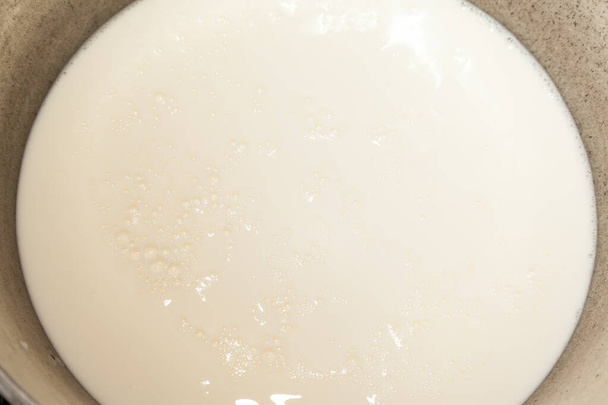 Forró tej közvetlen közelsége a vízforralóban, szelektív fókusszal - Fotó, kép