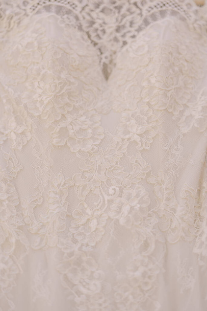 Detailní záběr textury vzoru nevěsty šaty na poprsí oděvu. - Fotografie, Obrázek