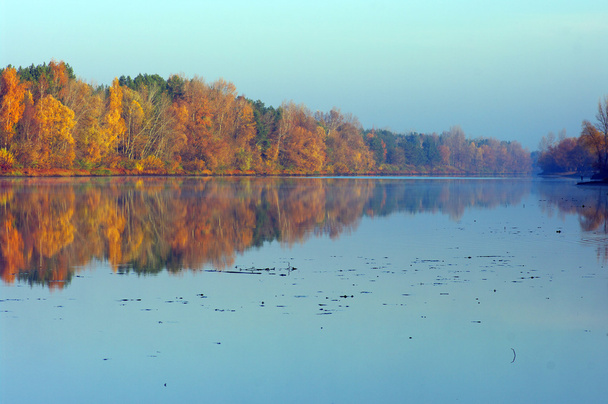 Paisagem de outono pitoresca de rio e árvores brilhantes
 - Foto, Imagem
