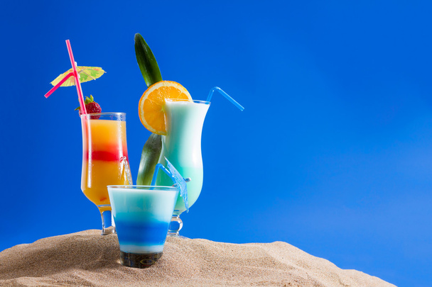 Fresh tropical cocktail on sunny beach - Valokuva, kuva