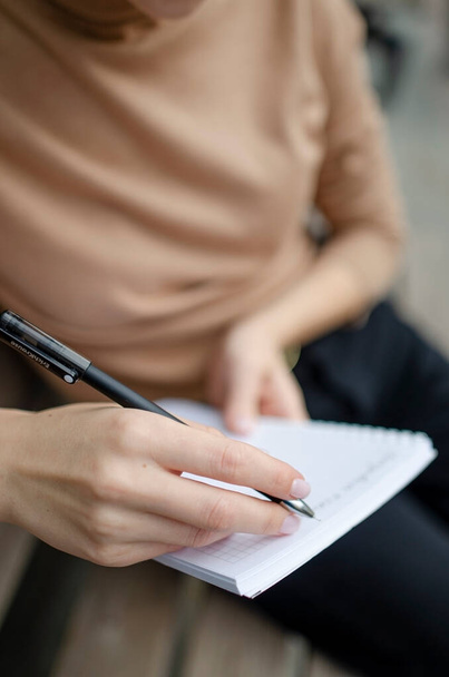 επιχειρηματίας αναζητούν έγγραφα με στυλό στο χέρι - Φωτογραφία, εικόνα