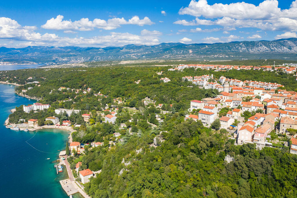 クルク島、美しいアドリア海の海岸線やOmisaljの町の無人航空機の景色。クロアチアのクバーナー湾. - 写真・画像