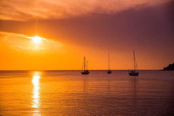 захід сонця над морською бухтою з яхтами на фоні
 - Фото, зображення