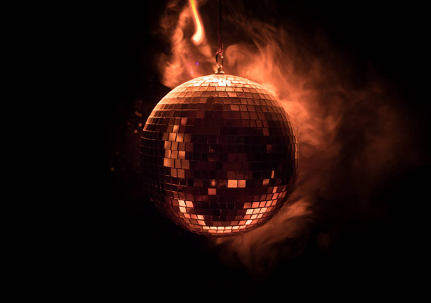 Renkli disko aynalı top ışıkları gece kulübü arka planı. Parti ışıkları disko topu. Seçici odak - Fotoğraf, Görsel