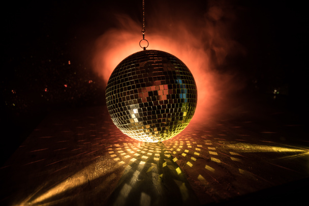Kleurrijke disco spiegel bal lichten nachtclub achtergrond. Feestverlichting discobal. Selectieve focus - Foto, afbeelding
