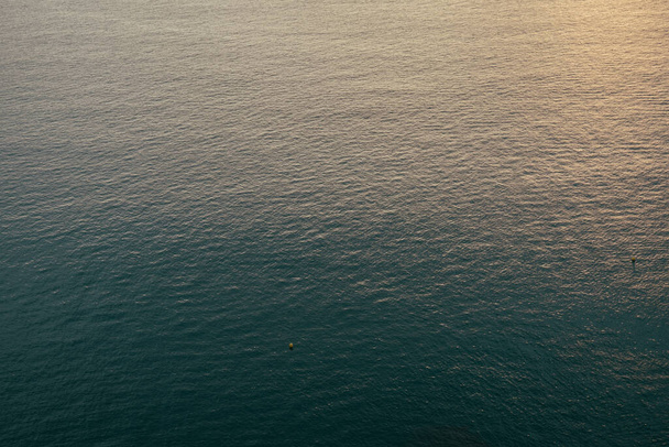 auringonlaskun valo heijastuu yli veden - Valokuva, kuva