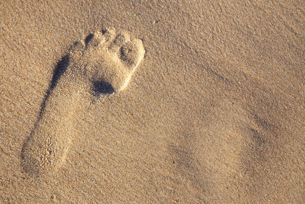 Sandalenabdrücke im Sand - Foto, Bild