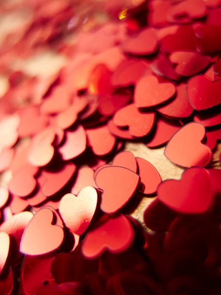Altın arka planda kırmızı kalpler konfetisi, romantik konsept - Fotoğraf, Görsel