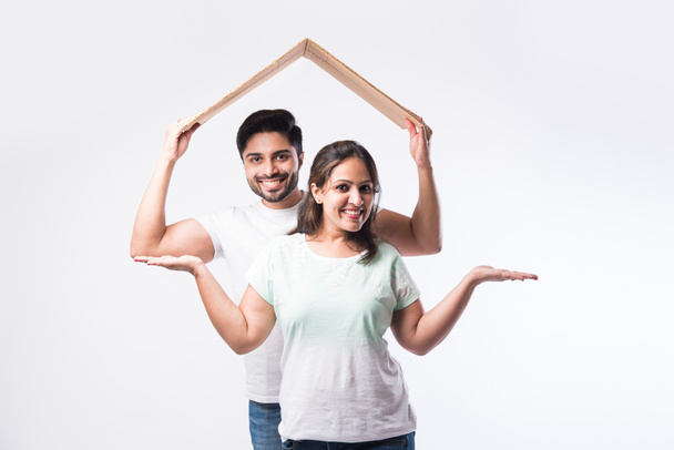 Indiano giovane coppia di famiglia e concetto immobiliare - acquisto o noleggio, in piedi su sfondo bianco - Foto, immagini