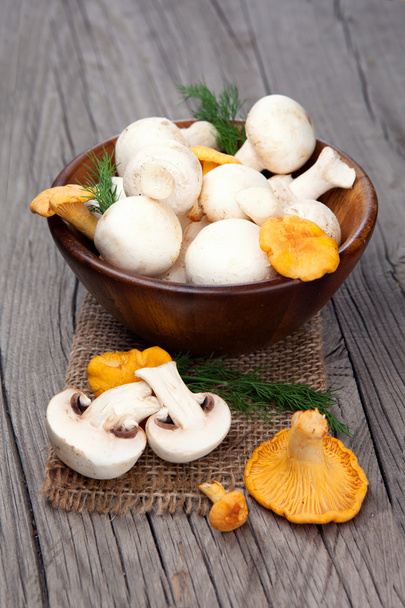 грибы на деревянном столе - Фото, изображение
