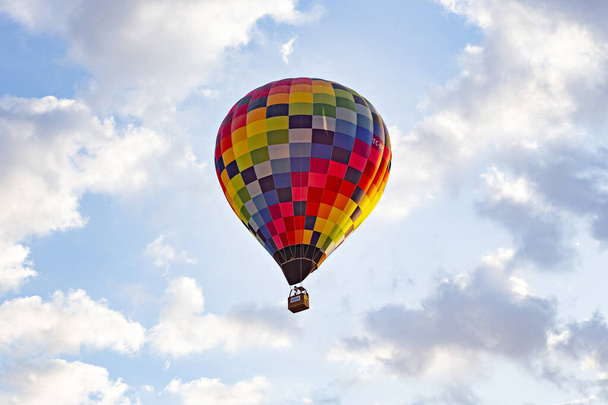 Κάτω όψη του αερόστατου θερμού αέρα που φέρουν στον ουρανό - Φωτογραφία, εικόνα