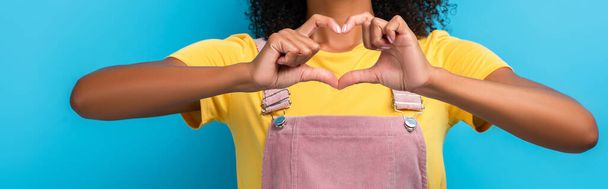 levágott kilátás afro-amerikai nő mutató szív jele a kezét a kék, banner - Fotó, kép