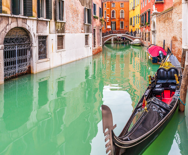 Типовий канал з фасадами з пішохідним мостом у Венеції (Італія). - Фото, зображення