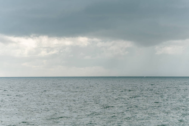 Az Atlanti-óceán tájképe a francia part mentén. - Fotó, kép