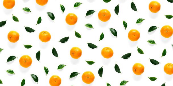 Isolierte Mandarine Zitrusfrüchte Sammlung Hintergrund mit Blättern. Ganze Mandarinen oder Mandarinenfrüchte isoliert auf weißem Hintergrund. mandarine orange Hintergrund nicht Muster - Foto, Bild