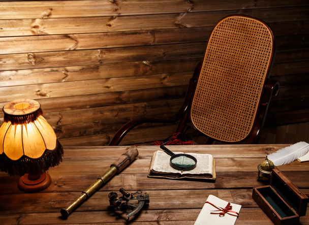 Fauteuil à bascule près de la table dans un intérieur en bois accueillant
  - Photo, image