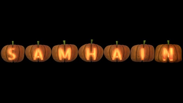 Lettere di zucca di Halloween intagliate con candela e canale alfa che formano il samhain di testo - Filmati, video