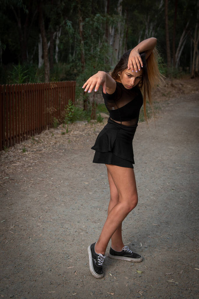 Jovem dançarina contemporânea e coreógrafa dançando ao ar livre Mulher dançando no ambiente. - Foto, Imagem