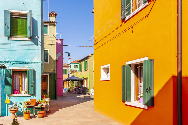 Venedik, Veneto, İtalya 'daki Burano Adası' ndaki renkli cepheler ve tipik kanallar - Fotoğraf, Görsel