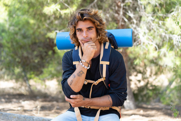 альпініст з великим рюкзаком на відкритому повітрі мислення
 - Фото, зображення