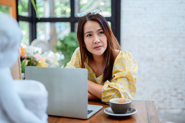 Asiatique femme d'affaires en ligne travaillant dans un café. Style de vie femme thaïlandaise avec café le week-end. Distance sociale et nouvelle normalité. - Photo, image