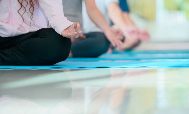 Yoga en meditatie beginnerscursus voor diversiteitsmensen in fitness. Oefening en training voor gezond. Aziatische vrouw met man voor groepsactiviteit en levensstijl. - Foto, afbeelding