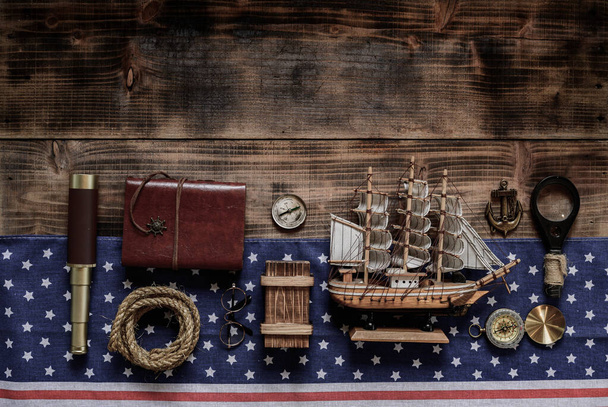 コロンバスの日の背景。古い機器の地図と発見。10月のアメリカの探検と歴史. - 写真・画像