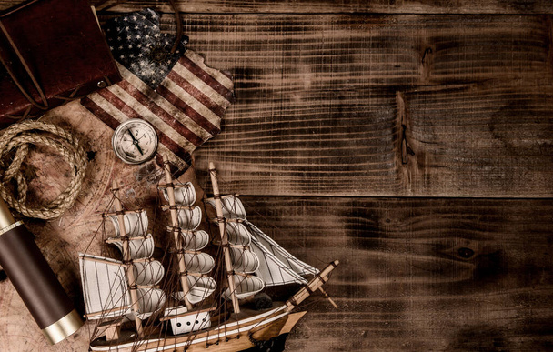 Columbus Günü geçmişi. Harita ve eski ekipmanların keşfi. Ekim 'de Amerika' nın Keşfi ve Tarihi. - Fotoğraf, Görsel