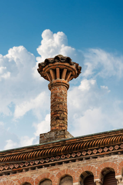 Primer plano de una antigua chimenea hecha de ladrillos en un cielo azul con nubes. Padua downtown, Veneto, Italia, Europa. - Foto, imagen