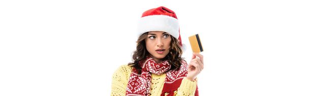 サンタの帽子の女性のパノラマ作物と白で隔離されたクレジットカードを保持スカーフ  - 写真・画像